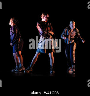 Londra, Regno Unito. 18 Luglio, 2019. National Youth Dance Company / Botis Seva eseguire MADHEAD durante un Photocall a Sadler's Wells giovedì lug. 18, 2019 . National Youth Dance Company (NYDC) ritorna per il suo settimo anno con una nuova aspirazione di 28 giovani danzatori che uniscono il 10 ballerini di ritorno da coorti precedenti. La nuova opera commissionata la coreografia di Botis Seva, MADHEAD è una sensazione e stato che attinge a Seva e i ballerini' esperienze autobiografiche di crescere e non conformi alle norme sociali. Credito: Julie Edwards/Alamy Live News Foto Stock