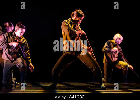 Londra, Regno Unito. 18 Luglio, 2019. National Youth Dance Company / Botis Seva eseguire MADHEAD durante un Photocall a Sadler's Wells giovedì lug. 18, 2019 . National Youth Dance Company (NYDC) ritorna per il suo settimo anno con una nuova aspirazione di 28 giovani danzatori che uniscono il 10 ballerini di ritorno da coorti precedenti. La nuova opera commissionata la coreografia di Botis Seva, MADHEAD è una sensazione e stato che attinge a Seva e i ballerini' esperienze autobiografiche di crescere e non conformi alle norme sociali. Credito: Julie Edwards/Alamy Live News Foto Stock