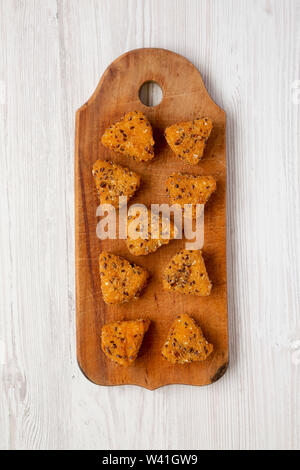 Camembert fritto su un rustico di legno su una bianca superficie di legno. Appartamento laico, vista in pianta da sopra. Foto Stock