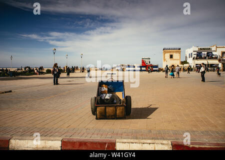 Passeggiata asfaltata e piazza urbana a Essaouira Foto Stock