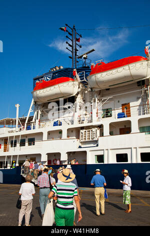 Il Crucero isola SKY en el puerto de Fujairah, Emirato de Fujairah, Emiratos Árabes Unbidos, Golfo Pérsico Foto Stock