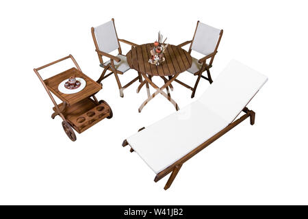 Set completo di mobili da giardino in legno isolato su bianco, compresi tavolo pieghevole e sedie e sdraio e di servire il carrello su ruote, isolato sulla Pentecoste Foto Stock