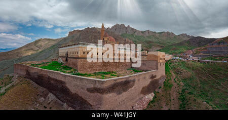 Vista aerea di Ishak Pasha Palace è un semi-palazzo in rovina e complesso amministrativo situato nel Dogubeyazit, Agri provincia orientale della Turchia Foto Stock