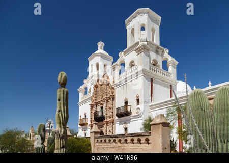 La missione di San Xavier del Bac, è stata fondata dal gesuita Padre Francisco Ensebio Kino nel 1692 ed ospita circa 200.000 pellegrini ogni anno, Arizona, Stati Uniti. Foto Stock