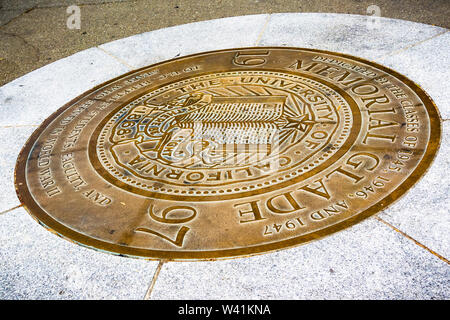 Luglio 13, 2019 Berkeley / CA / STATI UNITI D'AMERICA - La guarnizione di tenuta dell'Università della California di Berkeley sul campus a terra Foto Stock