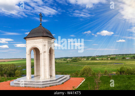 Rotunda cappella sulla riva alta del fiume contro il cielo blu. Foto Stock