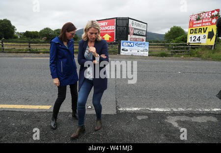 Ministro irlandese per gli affari europei Helen McEntee (destra) e recentemente nominato ministro francese per l'Europa Amile de Montchalin, sulla Repubblica di Irlanda parte del confine, durante una visita alla vecchia Ravensdale di frontiera tra la Repubblica di Irlanda e Irlanda del Nord. Foto Stock