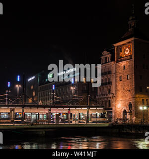 Ginevra, Svizzera - 24 Novembre 2016: notte cityscape con facciate illuminate e la torre dell orologio nel quartiere centrale della città di Ginevra Foto Stock