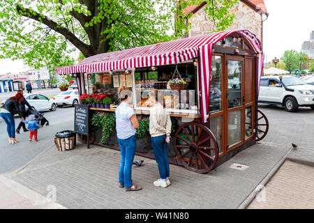 Kaliningrad Russia 05.01.2019 UN piccolo caffè all'aperto sotto il cielo aperto. Foto Stock