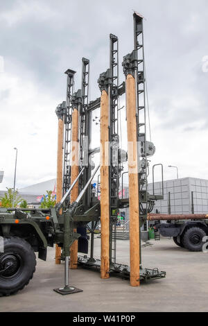 Moscow Russia 30.06.2019 War machine. Blocks wooden piles for the bridge. Foto Stock