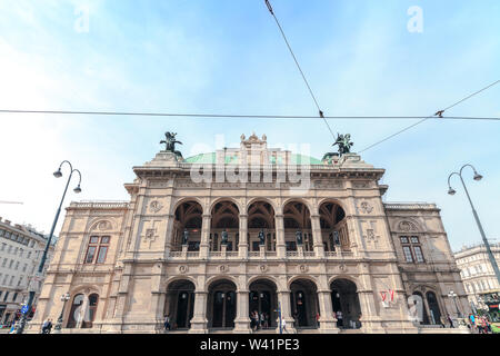 Vienna, Austria - 17 Giugno 2019: Opera di Stato di Vienna e la gente a piedi Foto Stock
