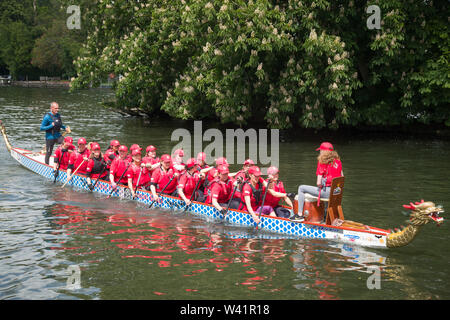 Un Dragon Boat e equipaggio sul Fiume Tamigi a Henley-on-Thames Foto Stock