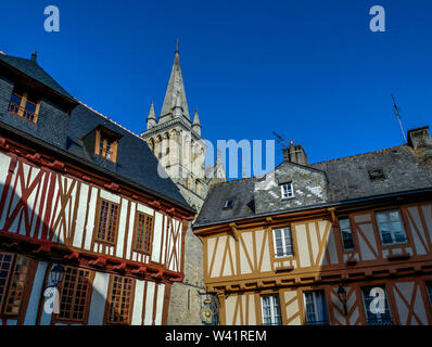 Vannes. Graticcio case medioevali e Saint Pierre cattedrale, Morbihan, Bretgane, Francia Foto Stock