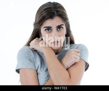 Ritratto di giovane donna triste, spaventata e preoccupata, guardando preoccupata e disgustato. Sensazione di dolore e di paura. Con copia in bianco lo spazio. In Persone, facial ex Foto Stock