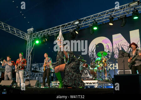 Alba Giuseppe eseguendo con robot MF sulla fase 2, l'apertura la musica per il giorno 1, del OnBlackheath Music Festival 2019 Foto Stock