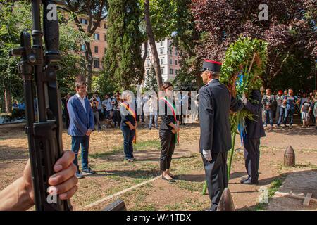 Roma, Italia. 19 Luglio, 2019. Il sindaco di Roma, Virginia Raggi, prende parte alla commemorazione del 76° Anniversario del bombardamento aereo del quartiere San Lorenzo durante la Seconda Guerra Mondiale. (CLAUDIO SISTO/fotogramma, Roma - 2019-07-19) Credit: Indipendente Photo Agency Srl/Alamy Live News Foto Stock