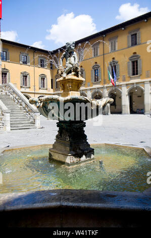 L'Italia, Toscana, Prato, Bacchino fontana nella piazza del Comune Foto Stock