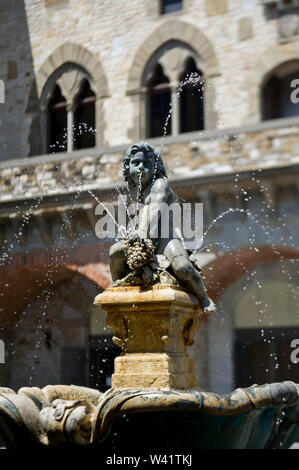 L'Italia, Toscana, Prato, Bacchino fontana nella piazza del Comune Foto Stock