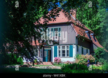 11 luglio 2019, Meclemburgo-Pomerania, Kloster: 'Gerhart-Hauptmann-Haus' sul Mar Baltico isola di Hiddensee. Il drammaturgo Gerhart Hauptmann è morto 75 anni fa. Lo scrittore (1862-1946) è sepolto sulla isola di Hiddensee. Migliaia di turisti e di giorno gli ospiti sono contate giornalmente sull'isola durante i mesi estivi. Hiddensee è in gran parte senza auto e del cavallo e del carrello è largamente utilizzato per il mezzo di trasporto. Hiddensee è di circa 16,8 chilometri, in corrispondenza del suo punto più stretto di circa 250 metri di larghezza e nella sua più ampia circa 3,7 km di larghezza. All'interno del Parco Nazionale di Vorpommersche Boddenlan Foto Stock