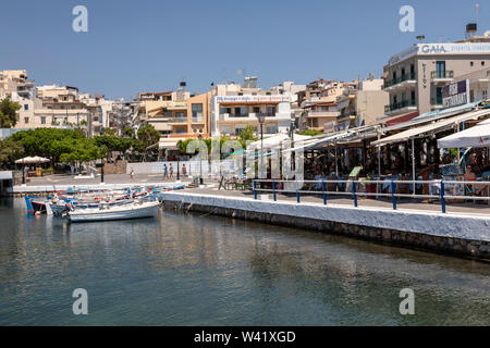 Ristoranti e bar presso il lago di Voulismeni waterside, Agios Nikolaos, Creta, Grecia Foto Stock