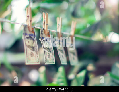 US dollar banconote appeso alla fune per il riciclaggio di denaro conept Foto Stock