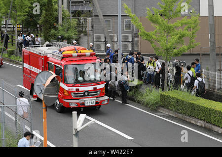 (190719) -- KYOTO, luglio 19, 2019 (Xinhua) -- un incendio motore passa da giornalisti in attesa vicino a Kyoto Animation Studio edificio dopo un incendio doloso a Kyoto, Giappone, luglio 19, 2019. Il motivo dietro un presunto attacco incendiario contro un studio di animazione di Kyoto Co. nel Giappone occidentale, che ha ucciso 33 persone al giorno in precedenza può essere stato il furto di idee, fonti detto venerdì. I media locali citando fonti investigative, detto che un 41-anno-vecchio uomo colto oltre il presunto incendio doloso ha detto alla polizia che egli ha acceso il fuoco a tre piani di studio perché la società 'stole un romanzo.' (Xinhua/Du Natalino) Foto Stock