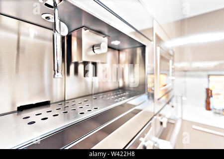 Questa immagine incentrata sul costoso forno di argento che ha fatto da materiale di argento. Il forno viene fornito con alcune sezioni divise e tutte le altre parti sono blurre Foto Stock