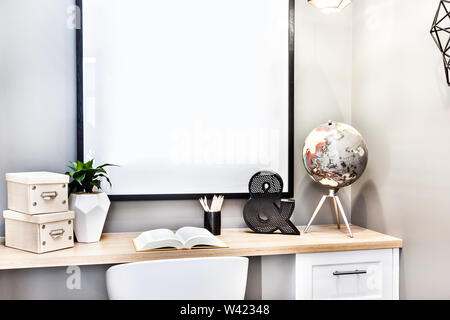 Primo piano di una moderna sala di studio con il mondo e le caselle accanto a 3d lettere e libro aperto sulla luce di legno Foto Stock