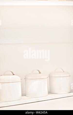 Bellissime mensole bianche con utensili da cucina su un interno della  cucina a parete testurizzata bianca in toni bianchi vista frontale cucina  ecologicamente pulita