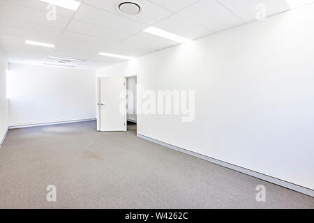 Piccola e vuota stanza da ufficio bianca. Foto Stock
