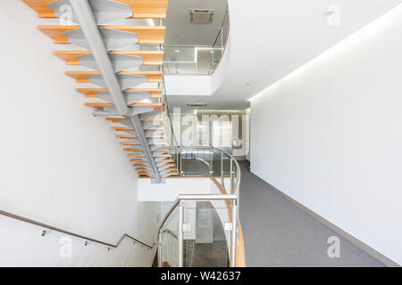 Interno, house, architettura moderna, bianco, a parete, a pavimento, camera, design, luce, station wagon, costruzione, home, piscina, spazio Foto Stock