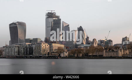 La mattina presto Londra riverside cityscape Foto Stock