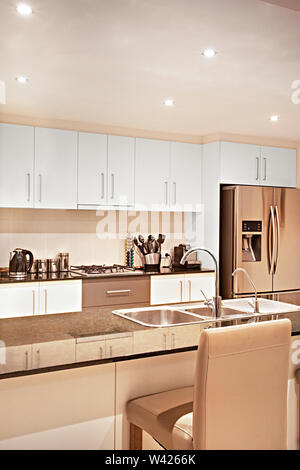 Area di cottura con luci perfetto e armadi, cucina design ivi compresi strutture, strumenti più recenti nei pressi di forno, lavello è attaccato alla dispensa, oggetti in ceramica Foto Stock