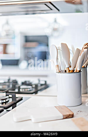 Cucina di Base strumenti posti in prossimità del piano di cottura a gas Foto Stock