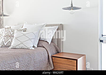 Un semplice comodino con un lampadario sulla parte superiore Foto Stock