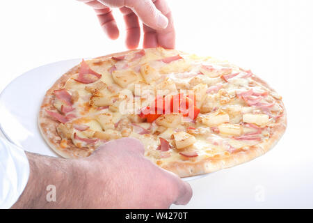 Colorato piastra pizza con verdure, vegetali miscelate il cibo sulla tavola, lo sfondo è bianco di colore, all'interno di un hotel di lusso o cucina domestica. Foto Stock