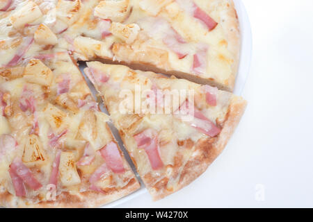 Pezzo di formaggio sulla pizza clear table, vegetali miscelate il food design, lo sfondo è bianco di colore, all'interno di un hotel di lusso o cucina domestica. Foto Stock