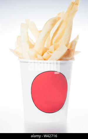 Vista laterale di un chip cup, soft patate fritte piastra su un tavolo bianco, molto gustosa cercando cibo, hotel di lusso o un ristorante interno. Foto Stock