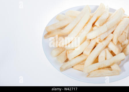 Close up di un piatto bianco con verdure, soft patate fritte piastra su un tavolo bianco, molto gustosa cercando cibo, hotel di lusso o un ristorante interno. Foto Stock