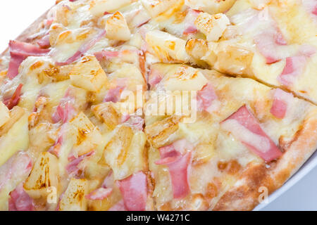 Cara piastra pizza sul ristorante, vegetali miscelate il food design, lo sfondo è bianco di colore, all'interno di un hotel di lusso o cucina domestica. Foto Stock