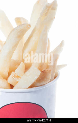 Progettazione di chip con patate e sale, soft patate fritte piastra su un tavolo bianco, molto gustosa cercando cibo, hotel di lusso o un ristorante interno. Foto Stock