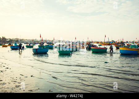 Il vecchio tradizionale vietnamita in legno di barche e round di barche da pesca in mare Foto Stock