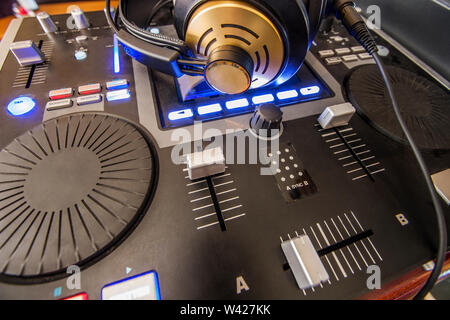 Disco macchina jocky con spie e pulsanti, gli elementi musicali presso il club o camera di albergo e di alta qualità e look costosi Foto Stock