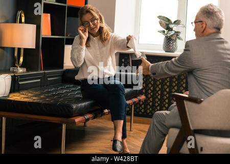Donna sposata in occhiali lamentarsi dei suoi problemi Foto Stock