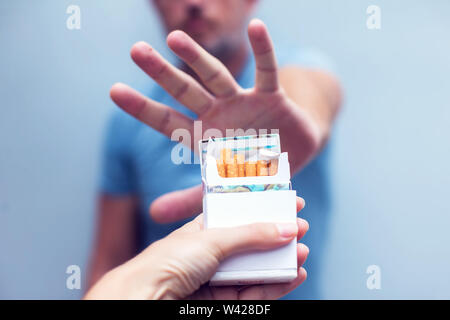 L'uomo che rifiuta una sigaretta a partire da un pacchetto di fumi concetto per smettere di fumare e di uno stile di vita sano Foto Stock