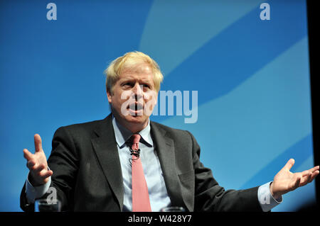 La direzione del partito conservatore carrozzone laminati in Gloucestershire come Boris Johnson e Jeremy Hunt squadrato a Cheltenham Racecourse. Foto Stock