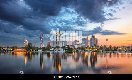 Vienna, Austria. Panoramica immagine cityscape di Vienna la città capitale di Austria durante il tramonto. Foto Stock