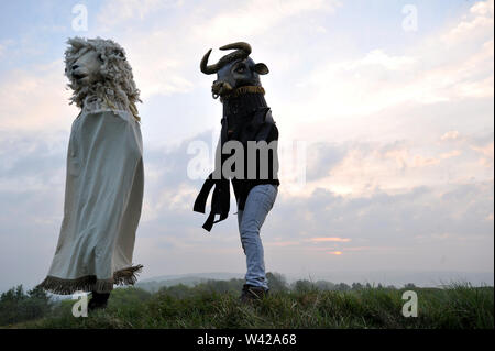 Morris Dancing sulla sommità di Painswick Beacon per celebrare sunrise il giorno di maggio Foto Stock