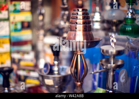 Hookah nel negozio di souvenir,shisha colorati Foto Stock