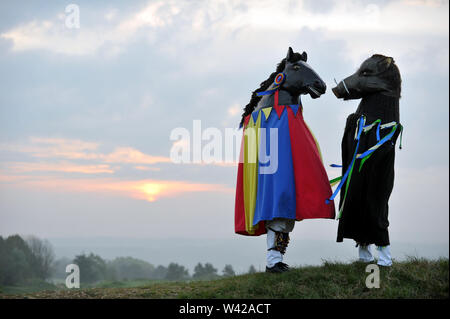 Morris Dancing sulla sommità di Painswick Beacon per celebrare sunrise il giorno di maggio Foto Stock